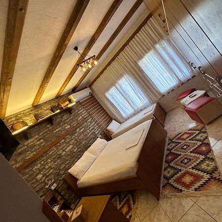 Ahmetaj Guest House Gjirokaster Bagian luar foto