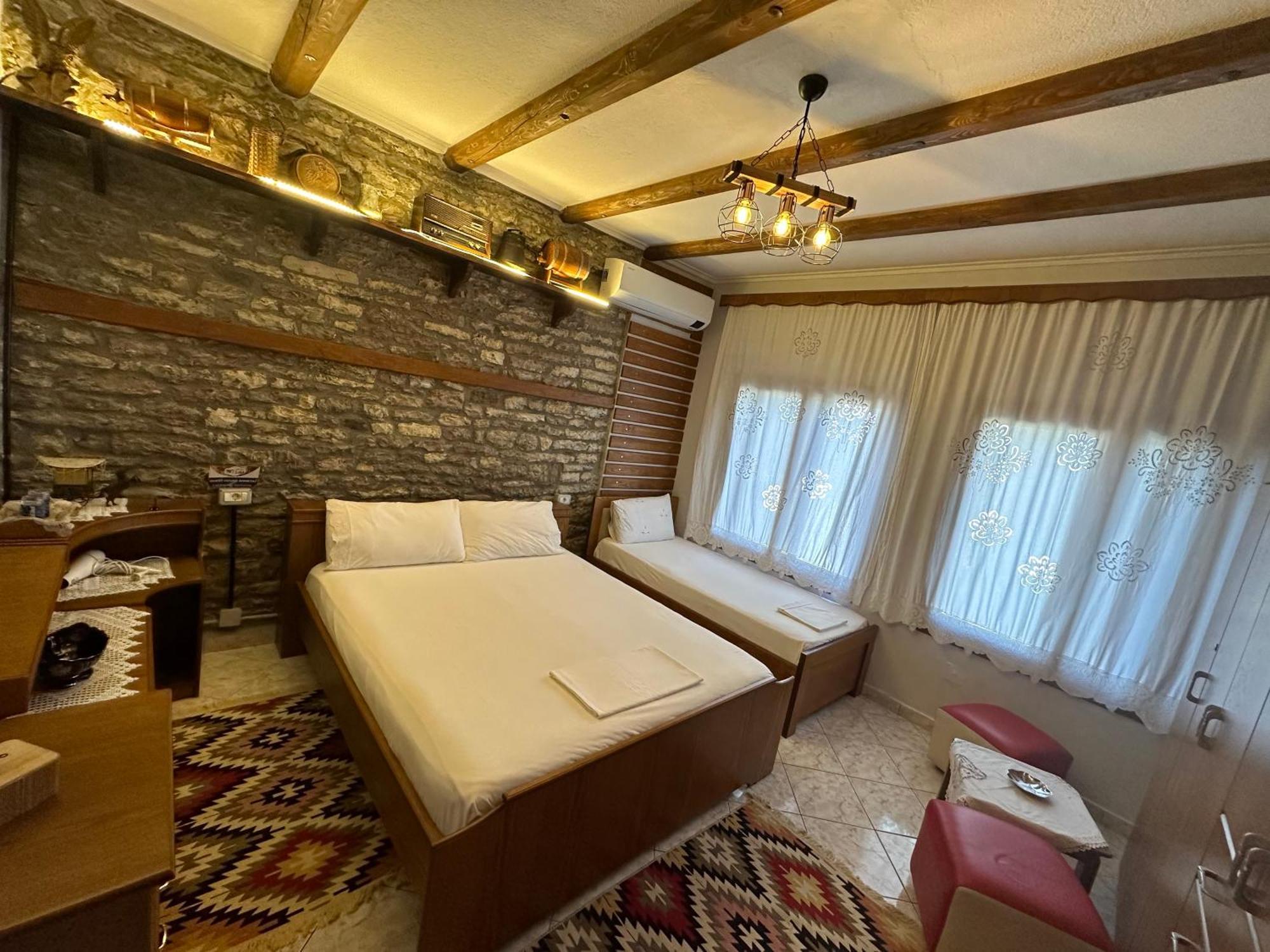 Ahmetaj Guest House Gjirokaster Bagian luar foto
