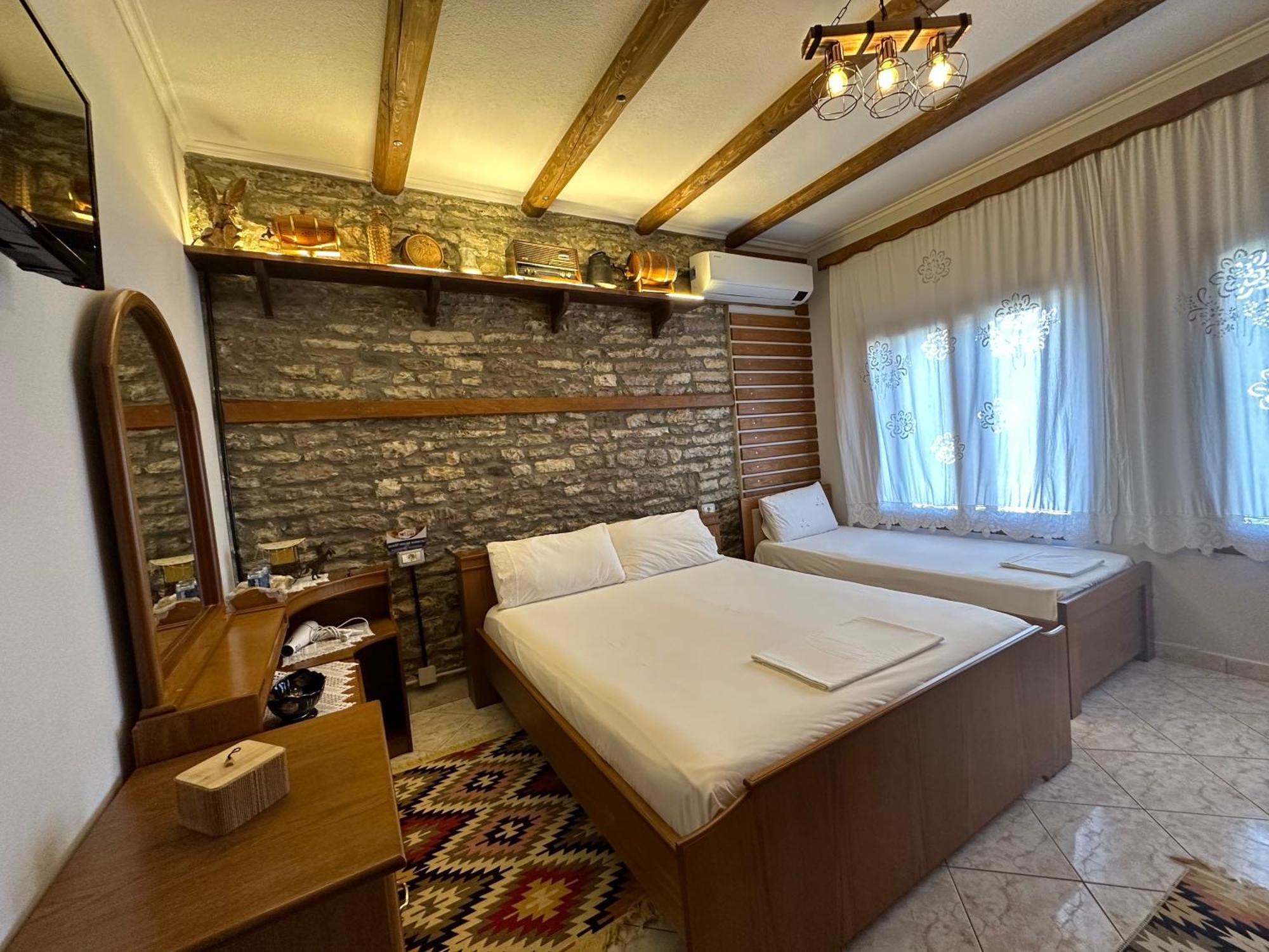 Ahmetaj Guest House Gjirokaster Bagian luar foto