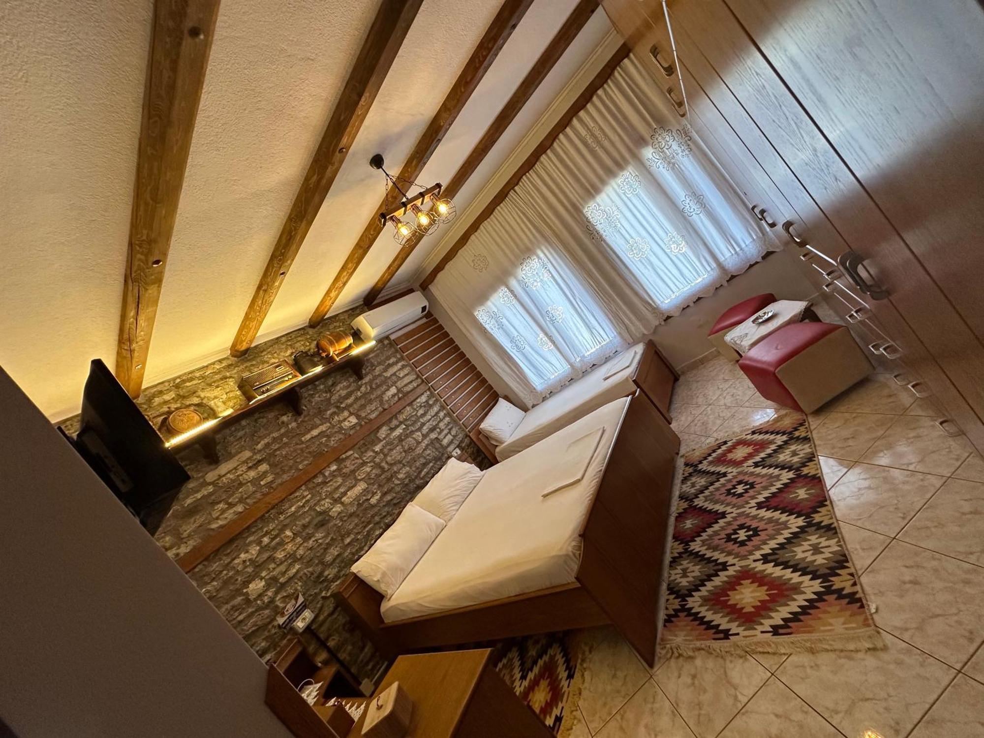 Ahmetaj Guest House Gjirokaster Bagian luar foto