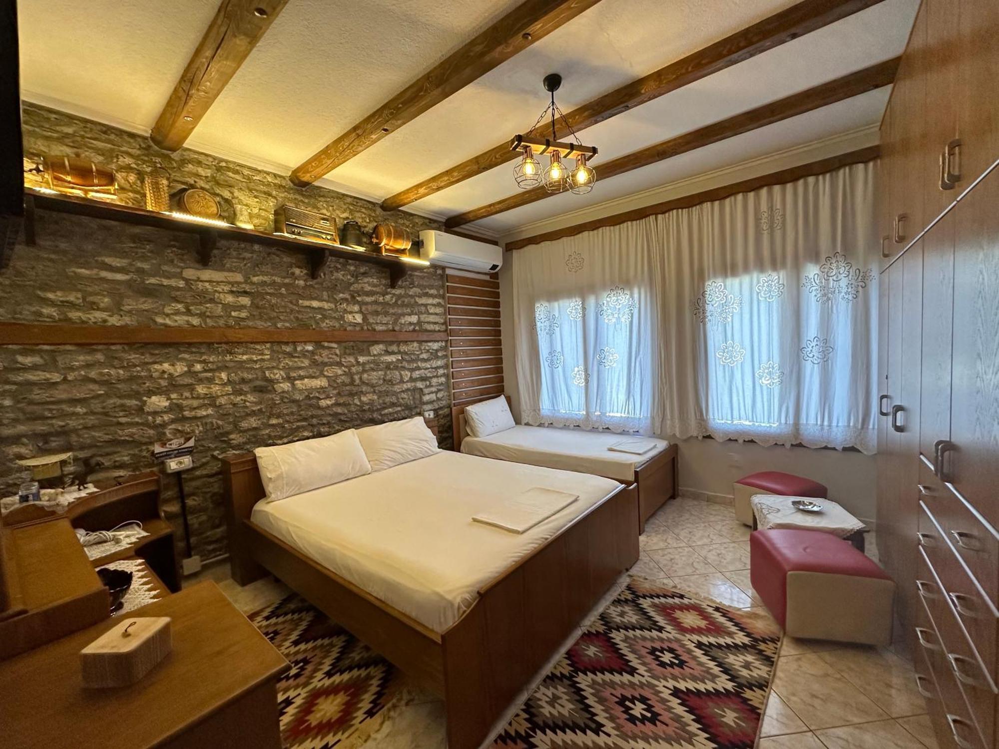 Ahmetaj Guest House Gjirokaster Bagian luar foto