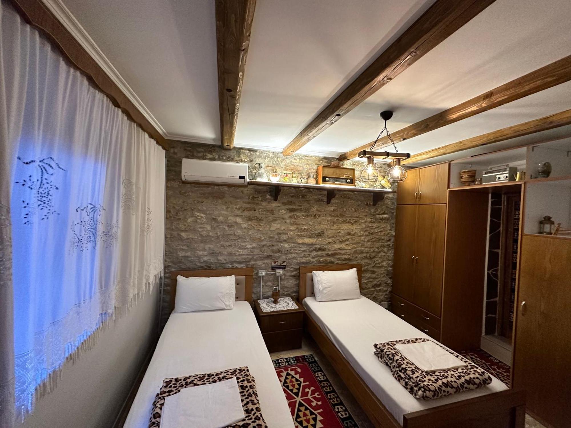 Ahmetaj Guest House Gjirokaster Bagian luar foto