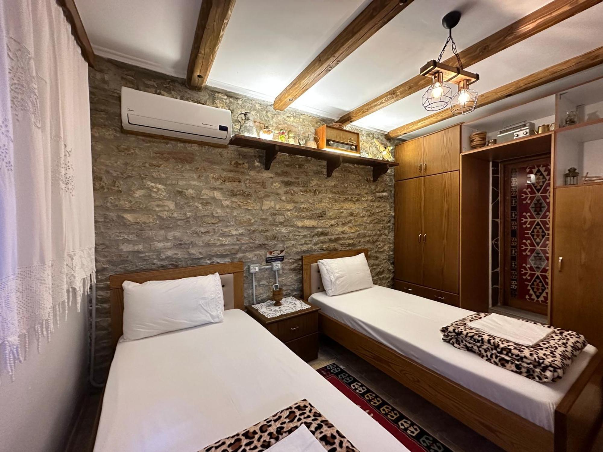 Ahmetaj Guest House Gjirokaster Bagian luar foto