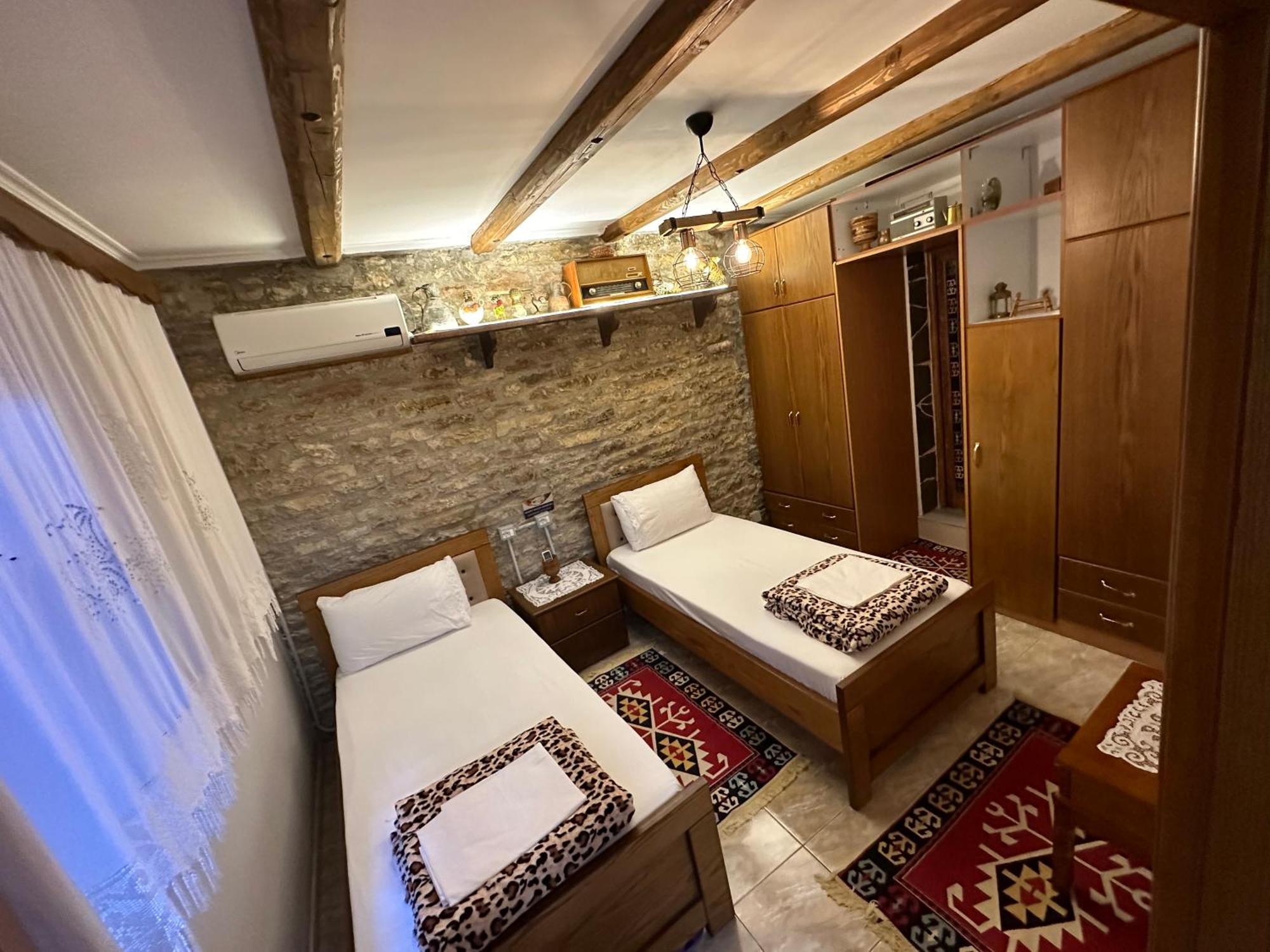 Ahmetaj Guest House Gjirokaster Bagian luar foto