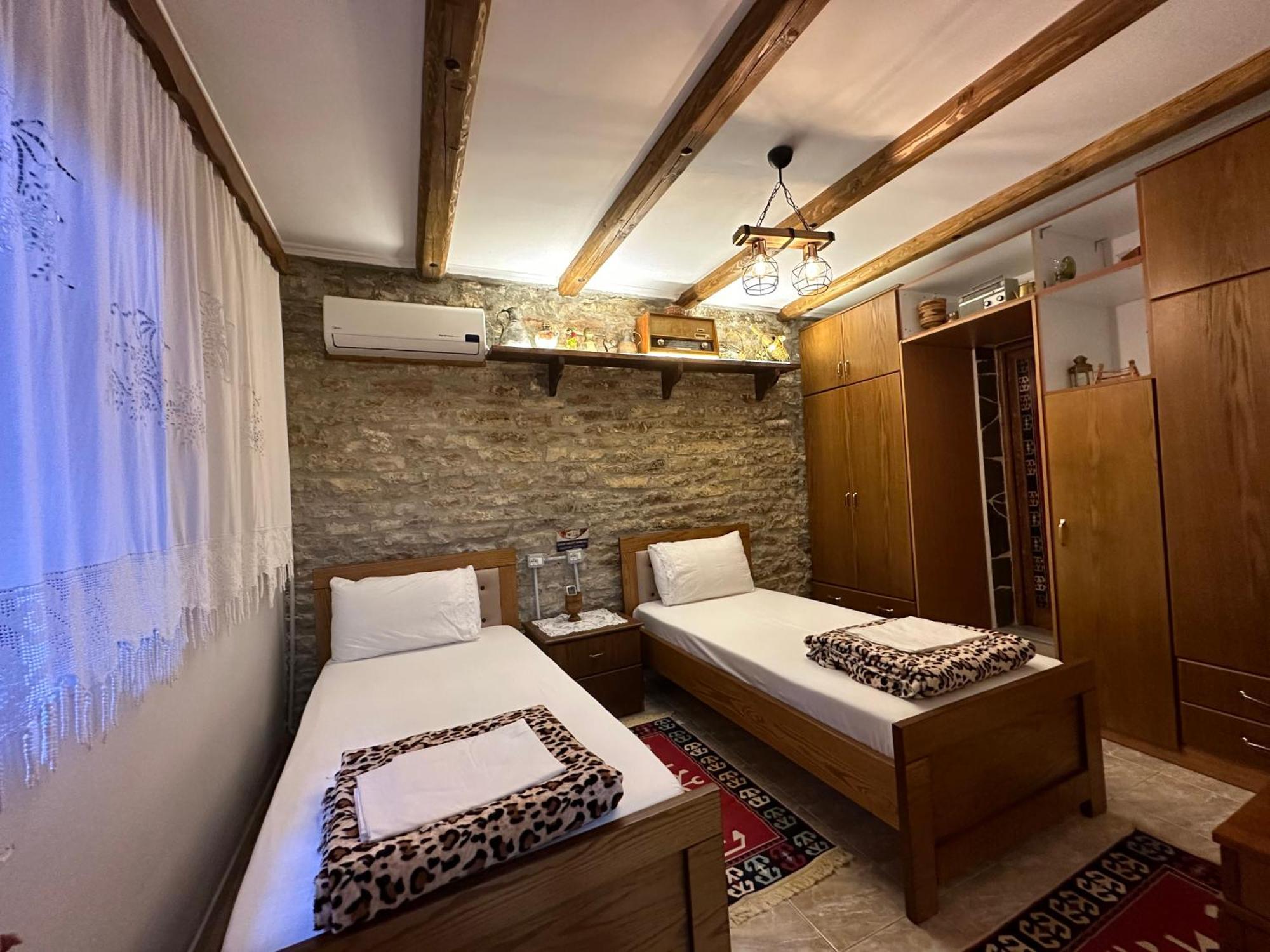 Ahmetaj Guest House Gjirokaster Bagian luar foto