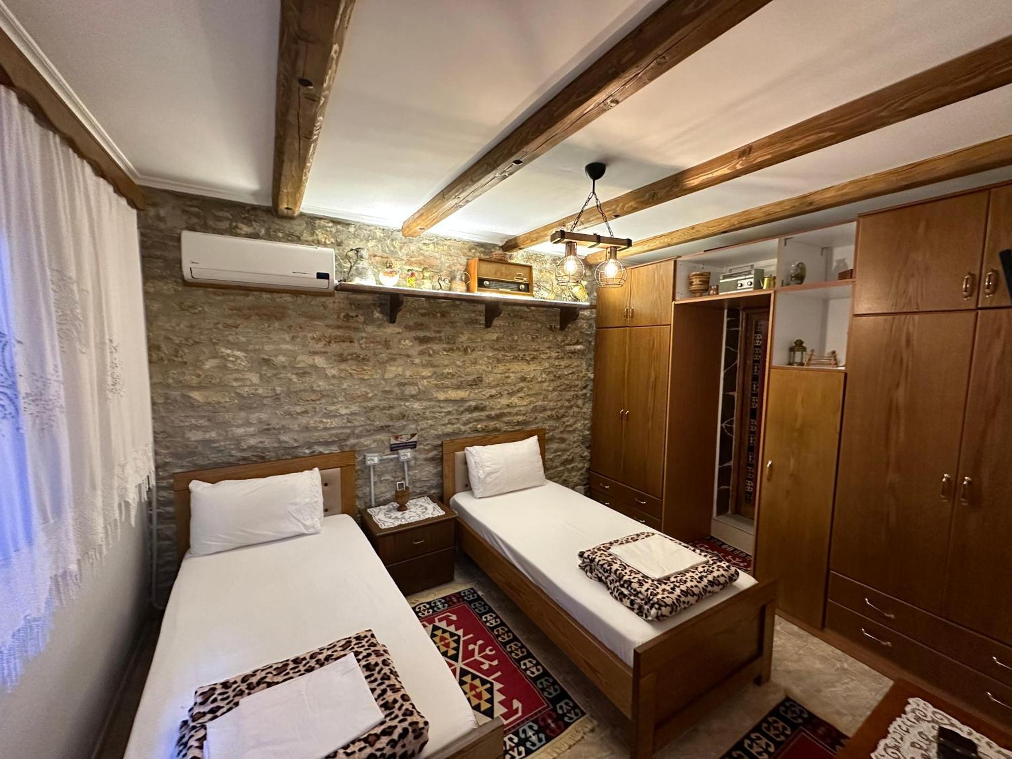 Ahmetaj Guest House Gjirokaster Bagian luar foto