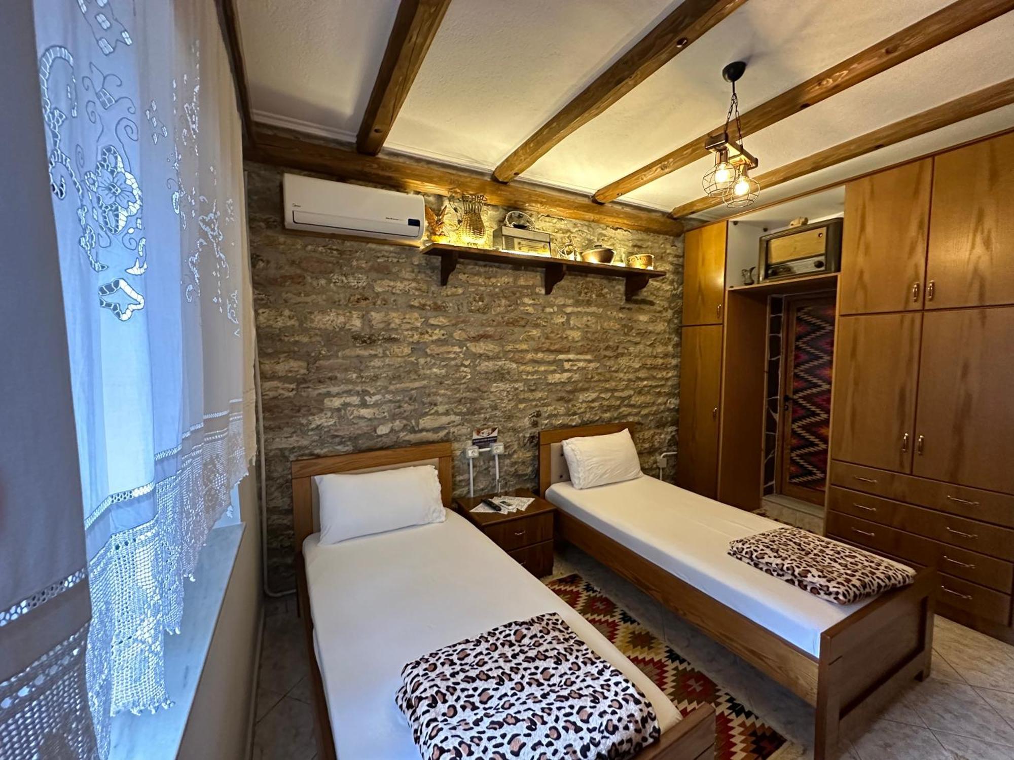 Ahmetaj Guest House Gjirokaster Bagian luar foto
