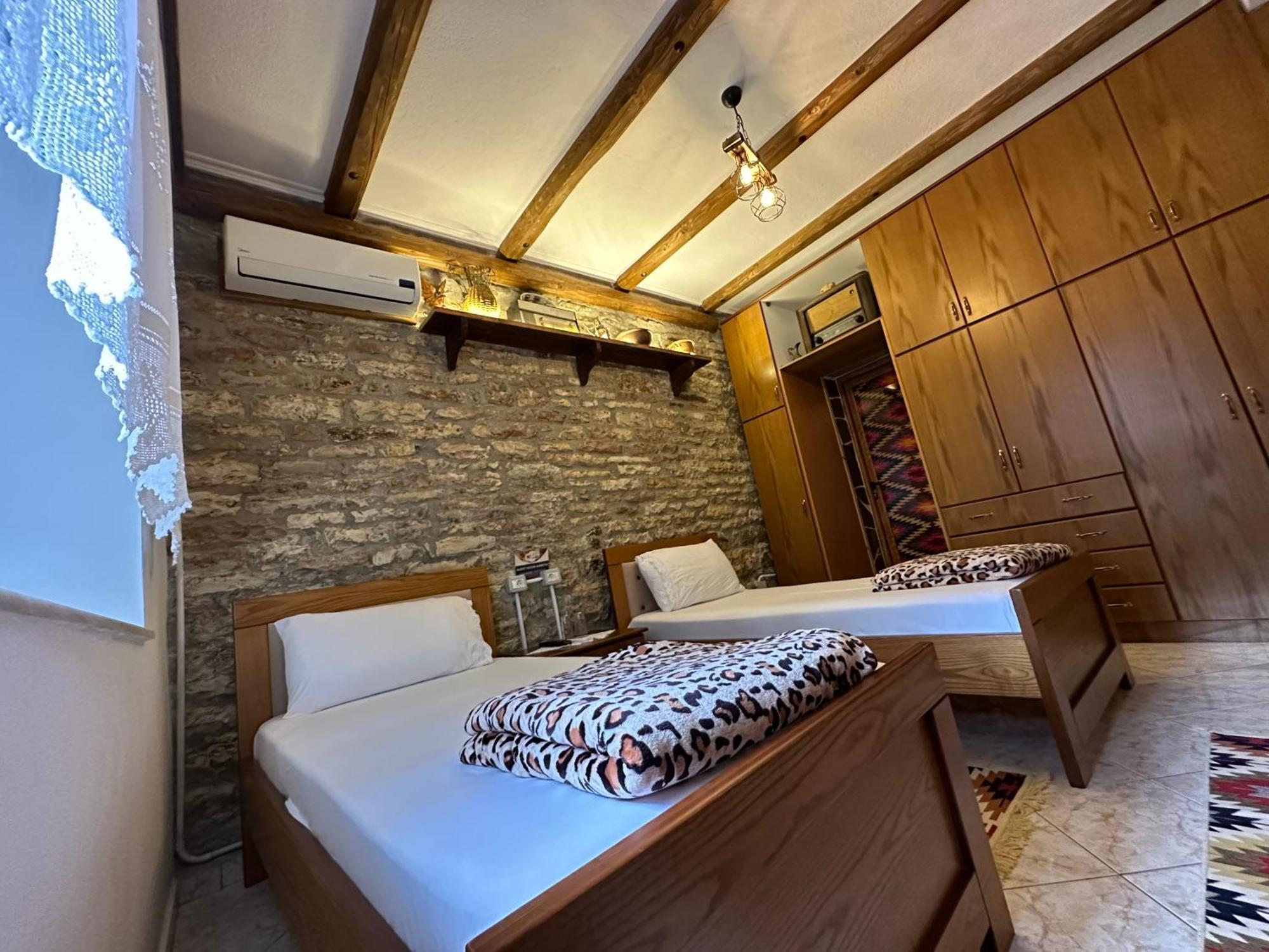 Ahmetaj Guest House Gjirokaster Bagian luar foto