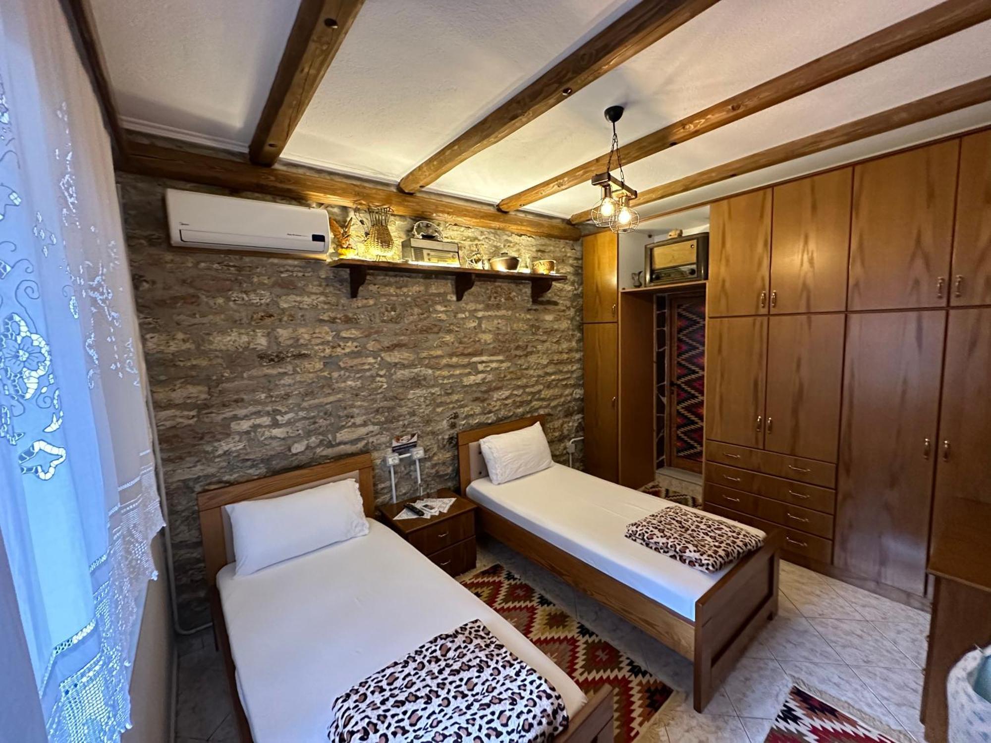 Ahmetaj Guest House Gjirokaster Bagian luar foto