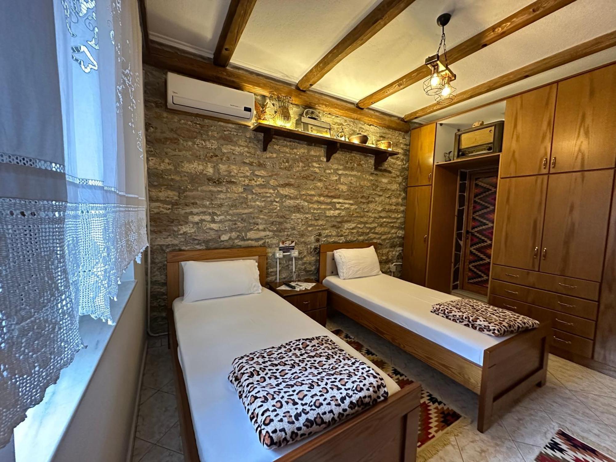 Ahmetaj Guest House Gjirokaster Bagian luar foto