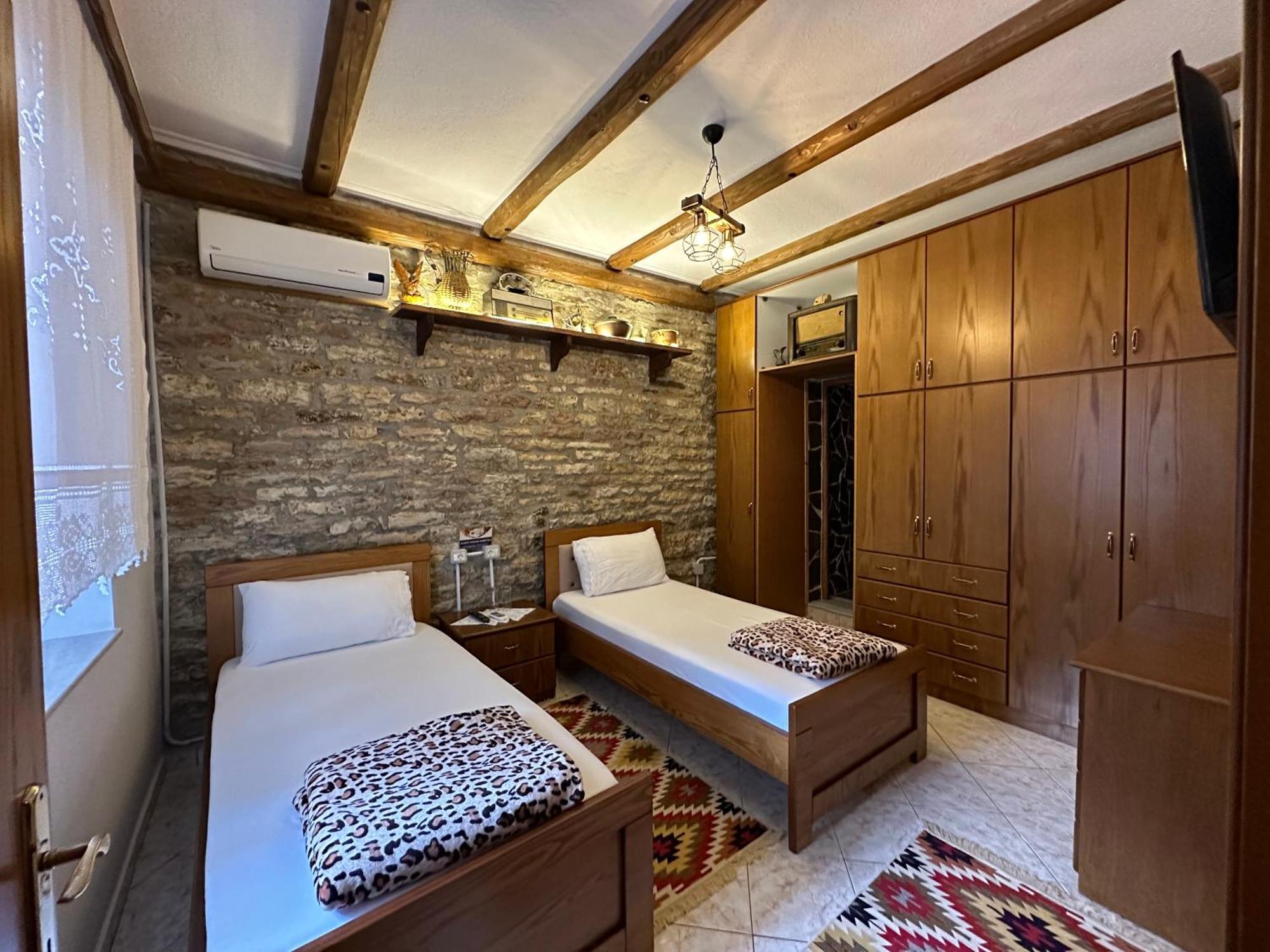 Ahmetaj Guest House Gjirokaster Bagian luar foto