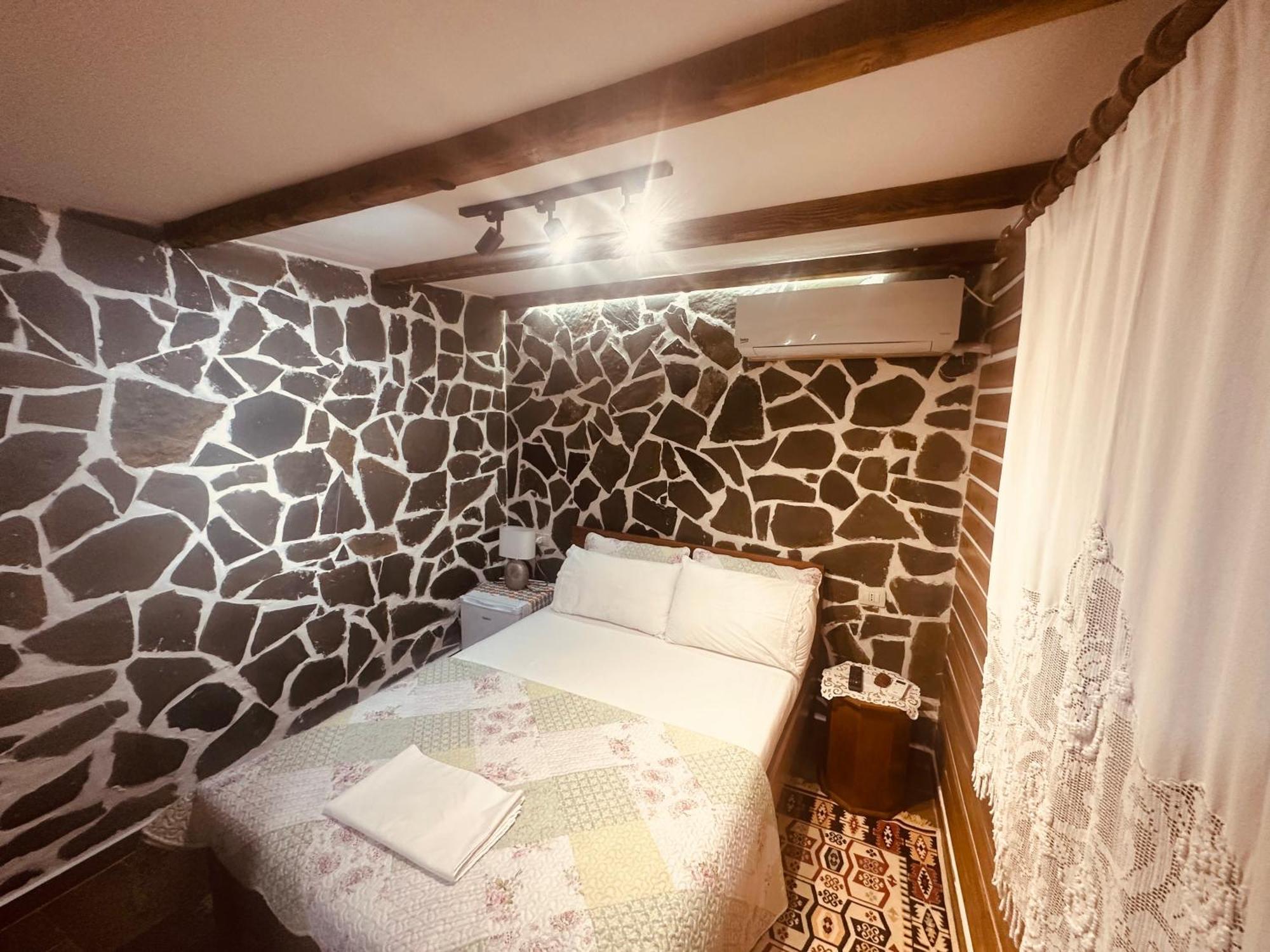 Ahmetaj Guest House Gjirokaster Bagian luar foto