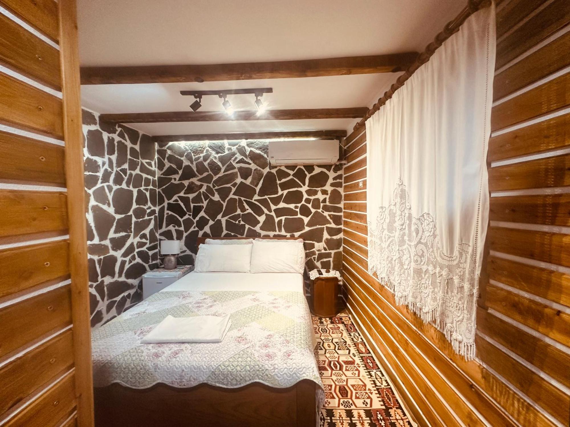 Ahmetaj Guest House Gjirokaster Bagian luar foto