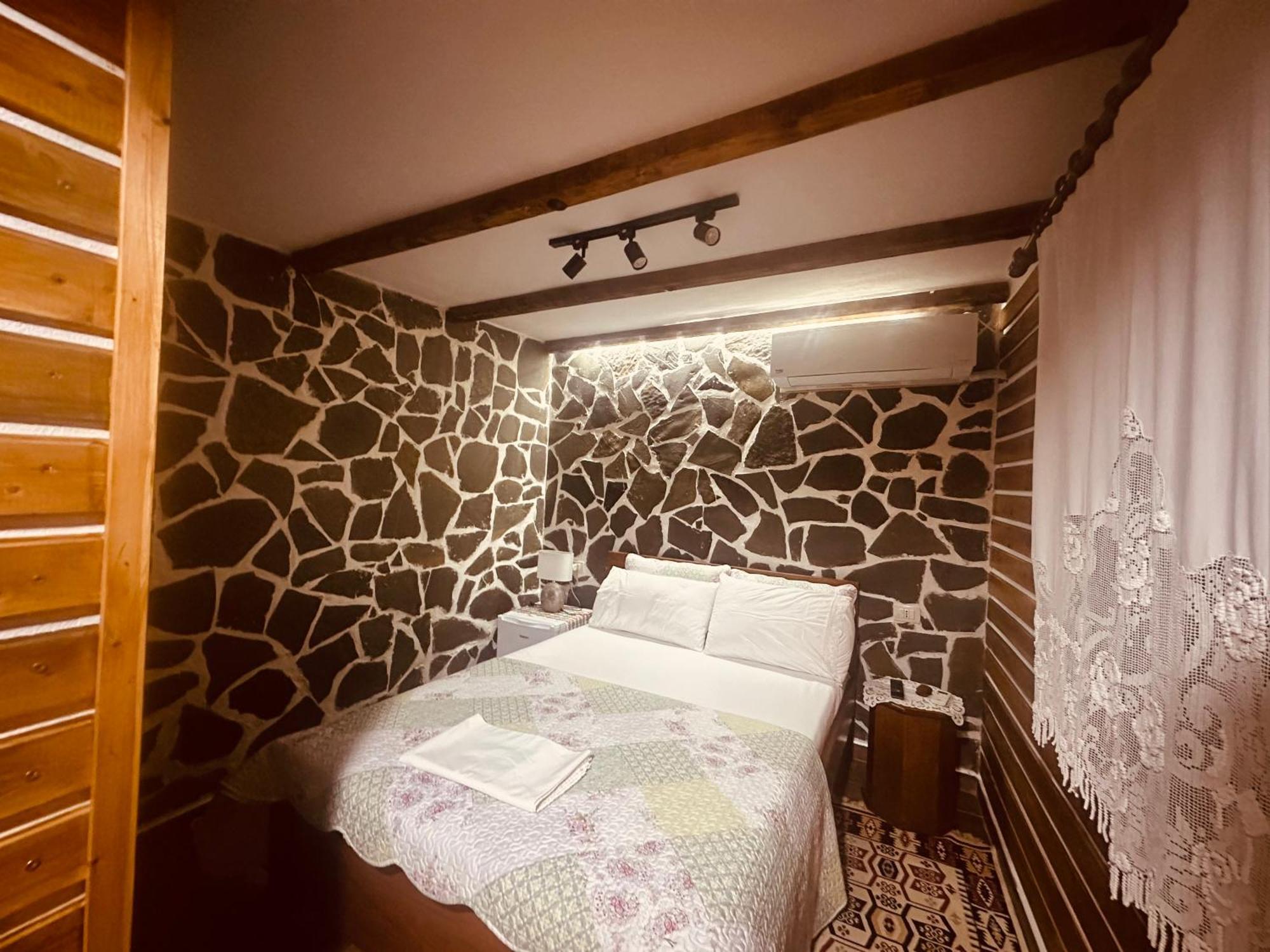 Ahmetaj Guest House Gjirokaster Bagian luar foto