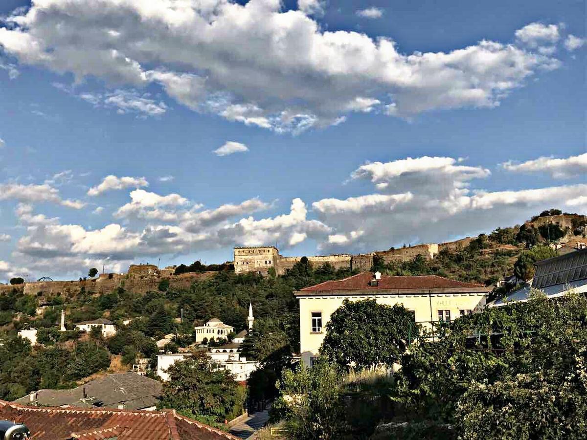 Ahmetaj Guest House Gjirokaster Bagian luar foto